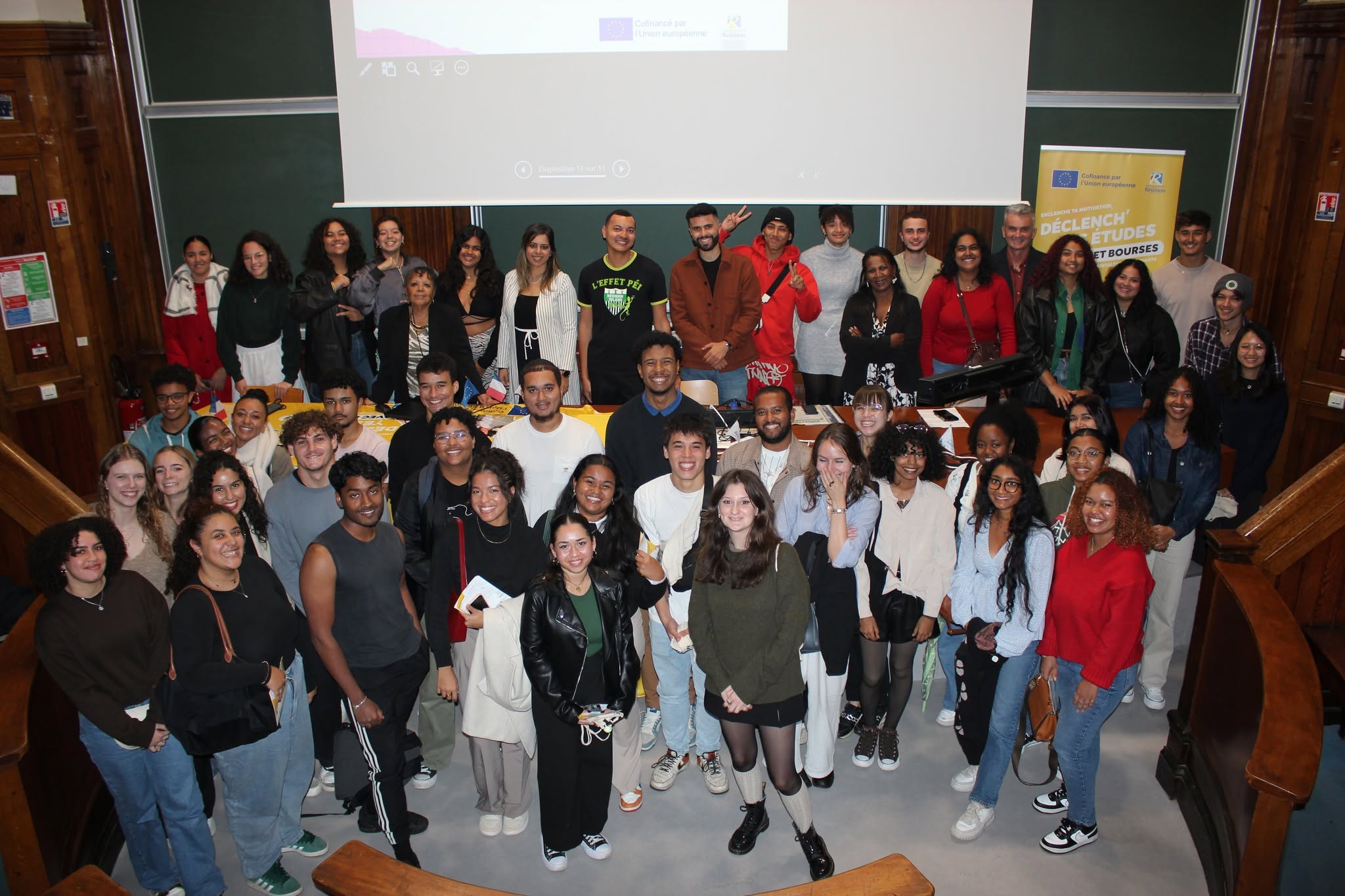 Jeunes réunis lors d’une rencontre organisée à Paris