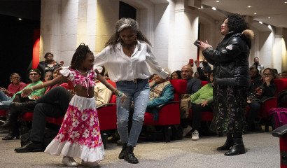 Danse et partage lors de la célébration du 20 décembre à Paris